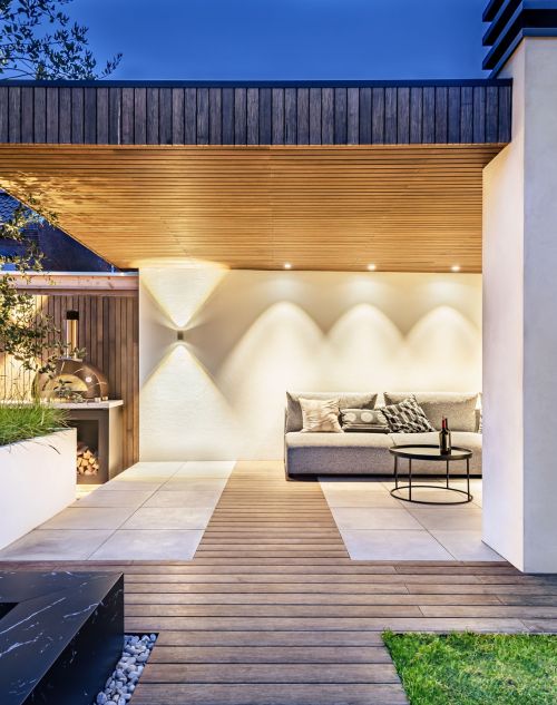 PROJECT IN THE PICTURE: SKY L T IN EXCLUSIVE BACKYARD